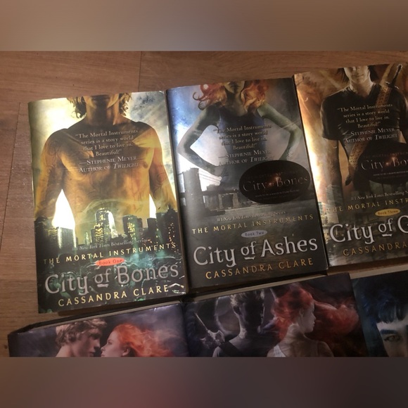 🐱 The Mortal Instruments Series - Picture 2 of 4